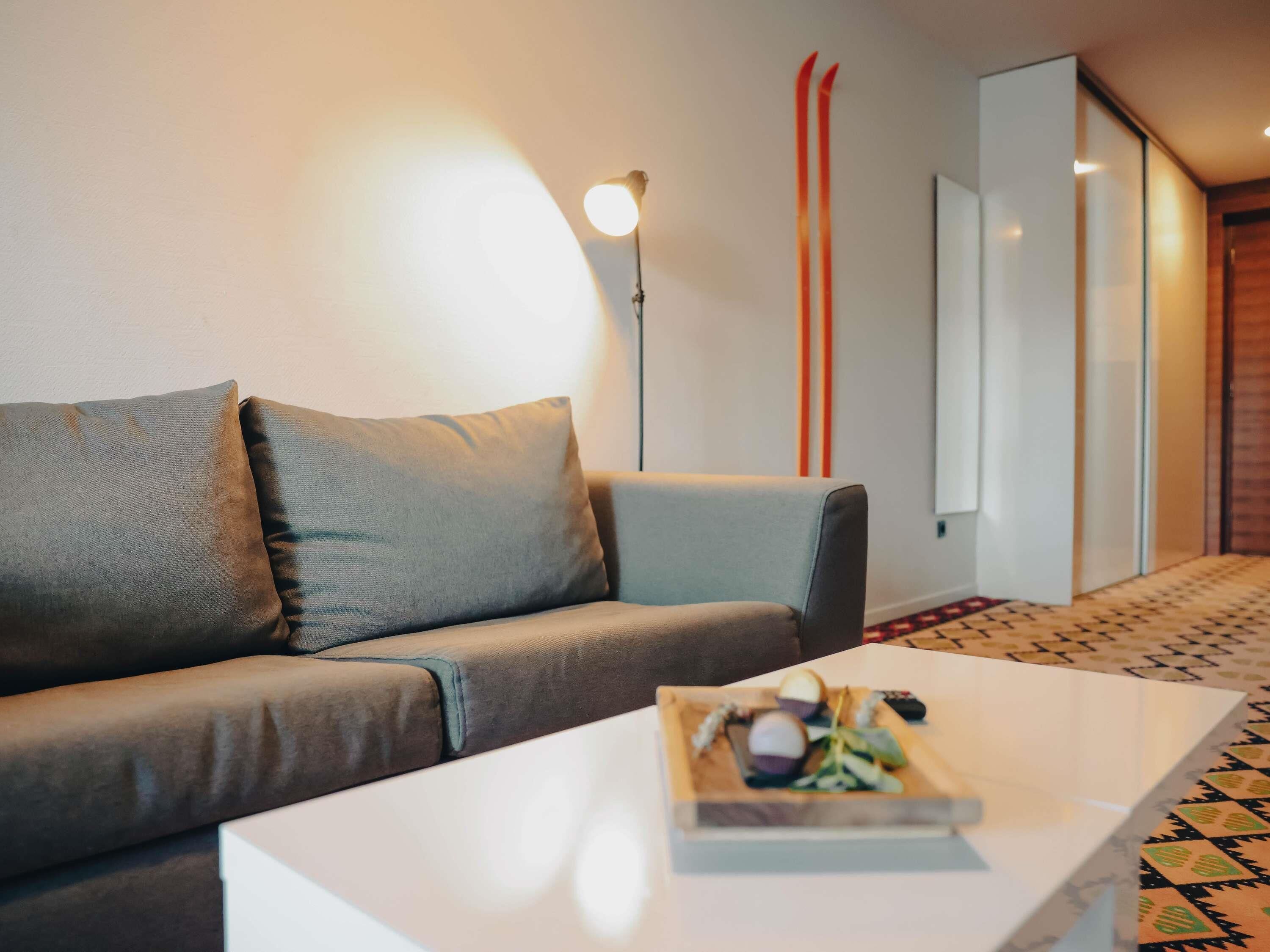 hypo-allergenic bedding, minibar, desk, blackout curtains