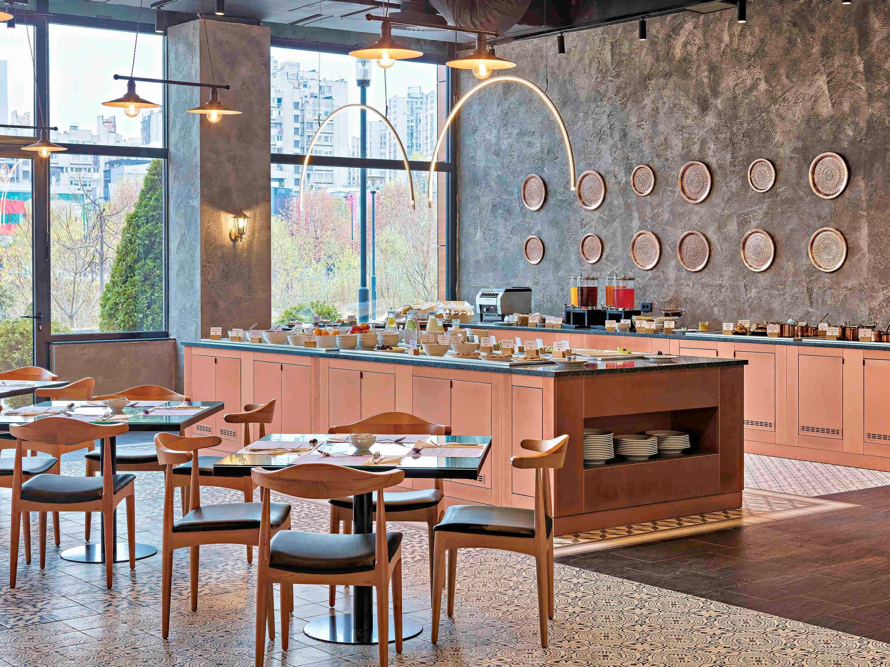 Café da manhã com buffet grátis todos os dias