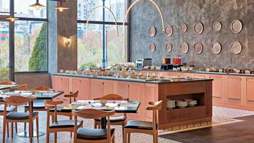 Café da manhã com buffet grátis todos os dias