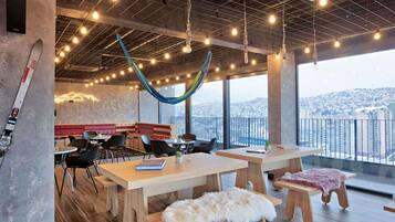 2 Bars/Lounges