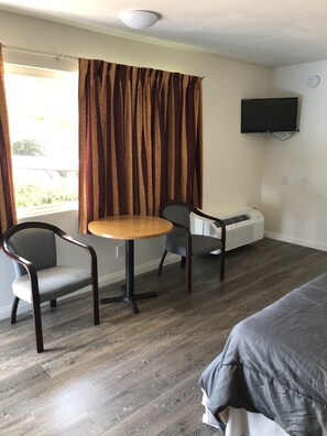 Camera Basic, 1 letto king, vista città | Area soggiorno | TV a schermo piatto