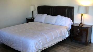 Meja kerja, Wi-Fi gratis, dan seprai linen