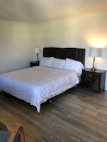 Escritorio, wifi gratis, ropa de cama y acceso para silla de ruedas 