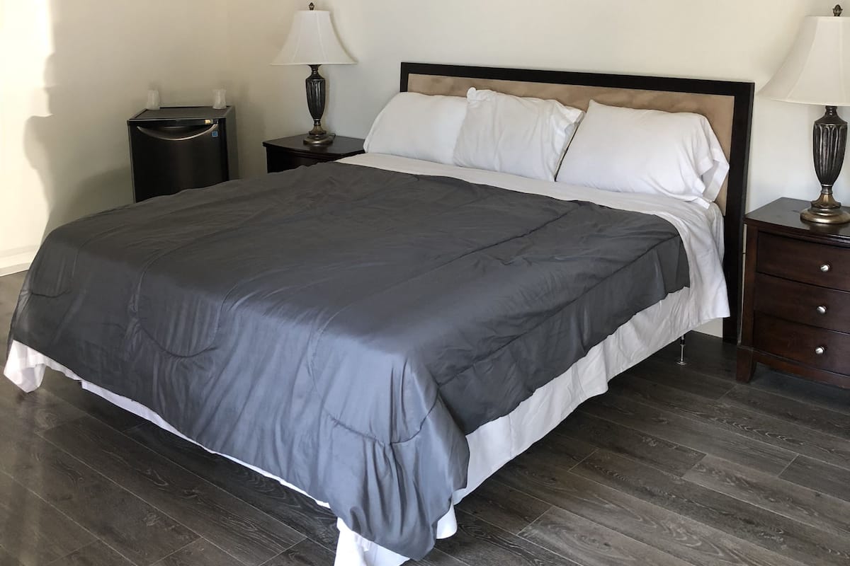 Quarto básico, 1 cama King, vista para a cidade | Área de estar | TV de tela plana