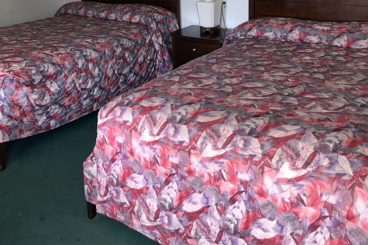 Quarto casal básico, 2 camas Queen | 1 quarto, escrivaninha, Wi-Fi de cortesia, roupa de cama