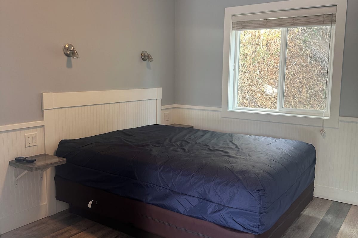 Comfort-mökki, 1 keskisuuri parisänky (Guests Provide Linens) | 1 makuuhuone, ilmainen Wi-Fi