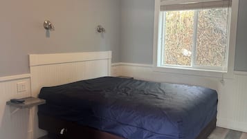 Deluxe Cottage, 1 Queen Bed (Guests Provide Linens)