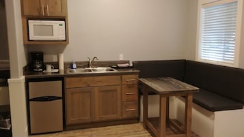 Refrigerador, microondas, cafetera/tetera, utensilios de cocina