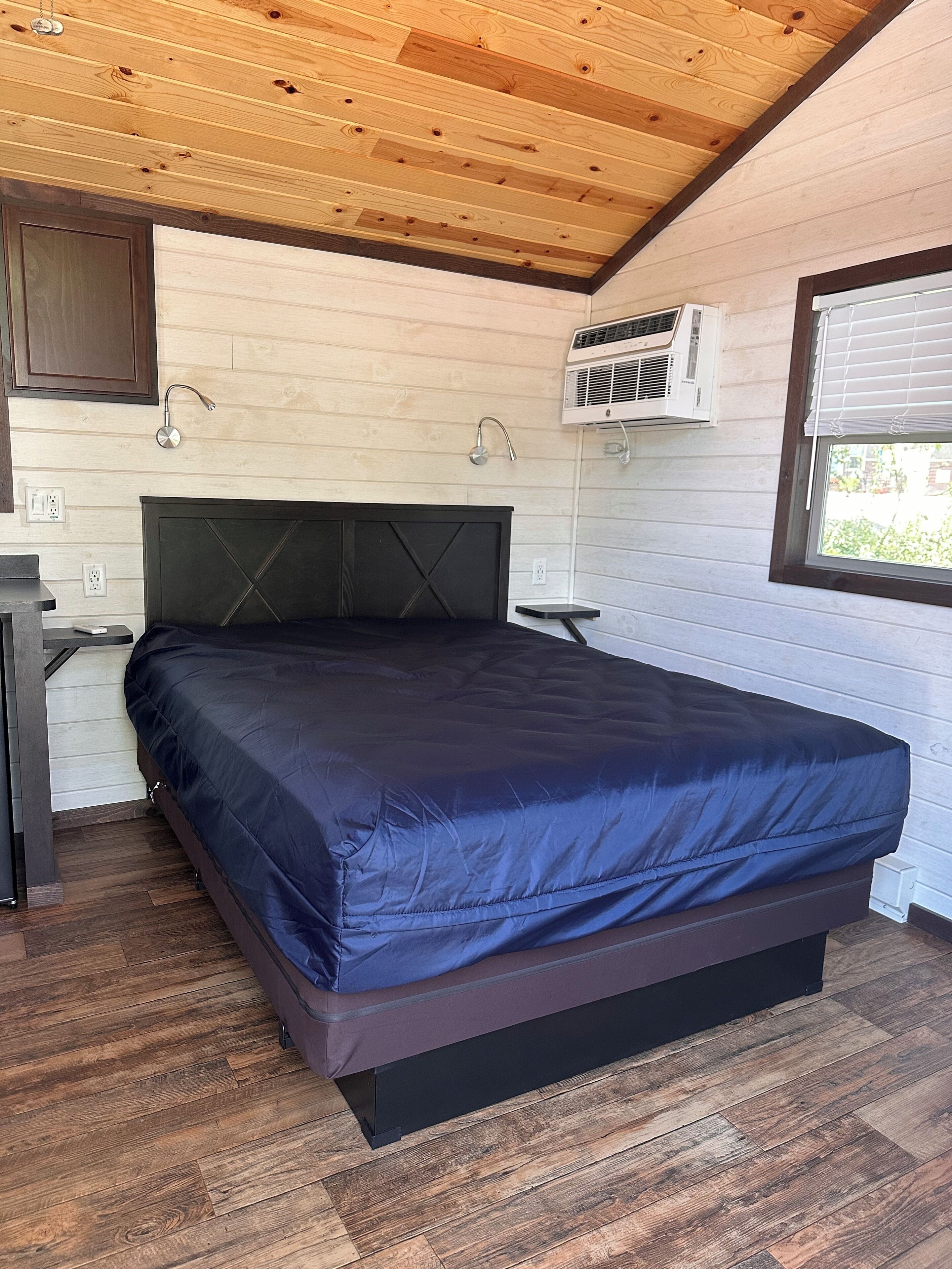 Chalet rustique économique, Plusieurs lits | Aire de séjour | Téléviseur à écran plat, foyer