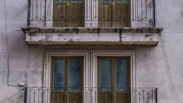 Vista frontal de la propiedad