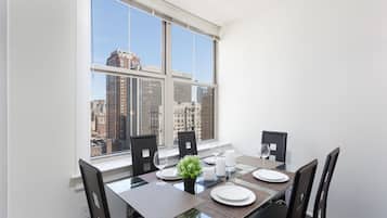 ุชูุงูู ุงูุทุนุงู
 ุฏุงุฎู ุงูุบุฑูุฉ