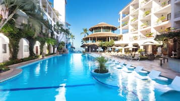 3 piscinas externas, espreguiçadeiras