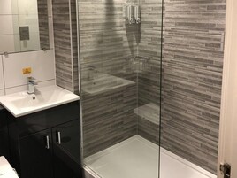 Twin Room, Private Bathroom | Bathroom