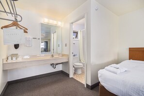 Quarto casal básico, 2 camas Queen | Ferros/tábuas de passar roupa, Wi-Fi de cortesia, roupa de cama