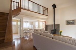 Luksus-loftsrom | Oppholdsområde | Flatskjerm-TV og peis