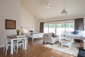 Luksusvilla, 1 kingsize-seng, tilgjengelighetstilpasset | Oppholdsområde | Flatskjerm-TV og peis