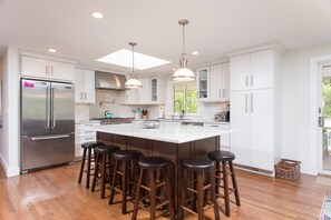 冰箱、微波炉、烤箱、炉灶