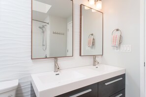 Hair dryer, towels - Modern And Spacious Berkshires Retreat 5 bdrm 3 bath (Lee)