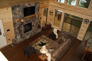 TV connectée, cheminée, lecteur de DVD, baby-foot