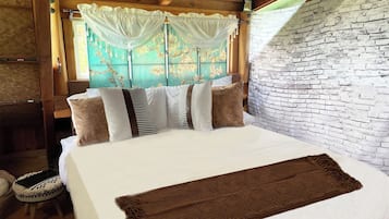 3 bedrooms, desk, iron/ironing board, travel crib