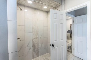 Douche, séchoir à cheveux, serviettes fournies, savon