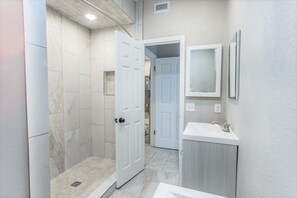 Douche, séchoir à cheveux, serviettes fournies, savon