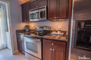 Full-sized fridge, microwave, oven, stovetop