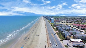 En la playa, camastros y toallas de playa