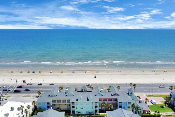 Sulla spiaggia, lettini da mare, teli da spiaggia
