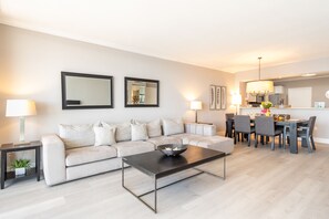TV - Cozy and spacious condo with amazing intracoastal views. WIFI + Parking (Sunny Isles Beach)