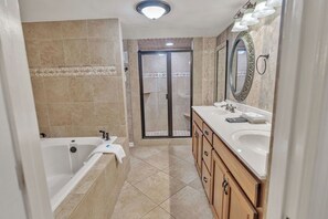 Dusche, Whirlpool, Handtücher