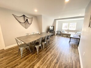 Dining - Roe Summer Cottage, Suite C (Watkins Glen)