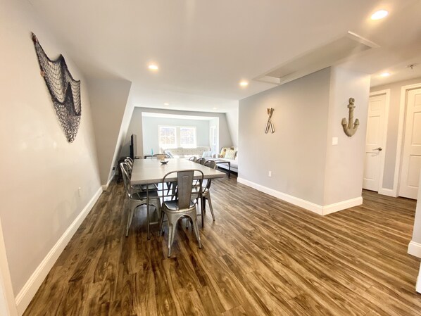 Dining - Roe Summer Cottage, Suite C (Watkins Glen)