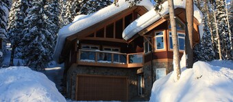 Best Ski-in/Ski-Out Luxury Chalet at Khmr - Hot Tub, Heated Floors, game table