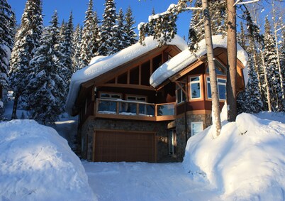 Best Ski-in/Ski-Out Luxury Chalet at Khmr - Hot Tub, Heated Floors, game table
