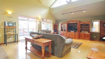 Televisor, llar de foc, reproductor de DVD i taula de tennis de taula