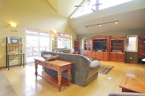 TV, fireplace, DVD player, table tennis