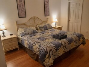 3 chambres, fer et planche à repasser, lit de bébé portatif