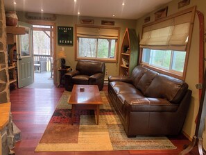 Smart-TV, Kamin, DVD-Player, Bücher