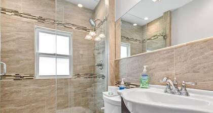 Milton Retreat, 5 min to Boston ,major highways . Safe family neighborhood . 😀