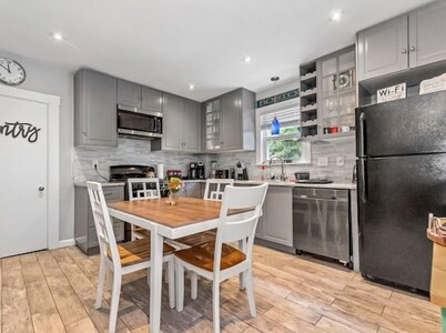 Milton Retreat, 5 min to Boston ,major highways . Safe family neighborhood . 😀