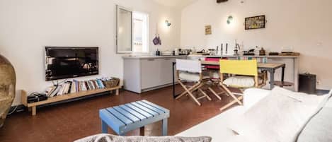 Téléviseur, foyer, livres, chaßne audio