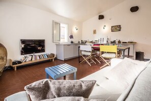 Televisie, een open haard, boeken en een stereo