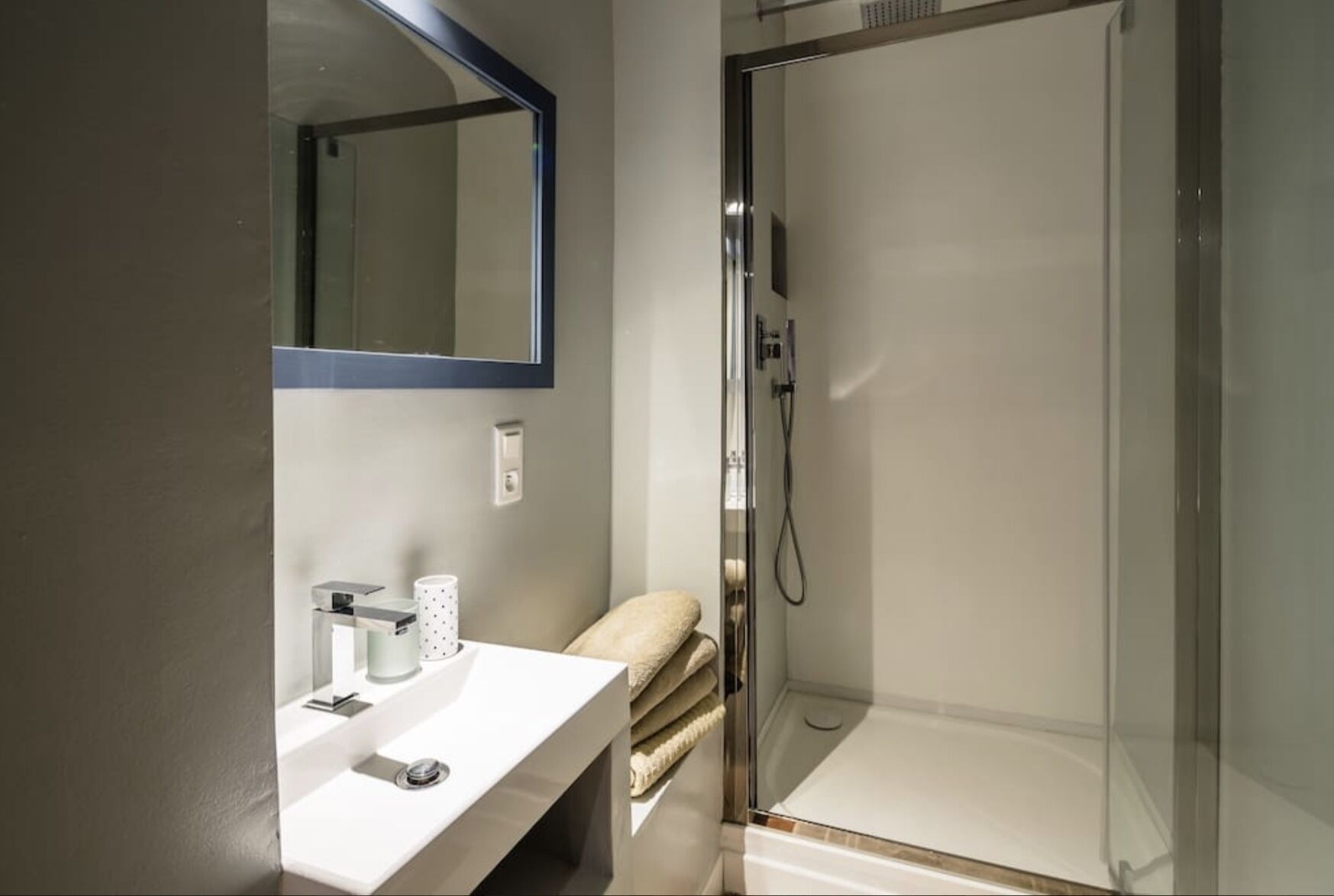 ヘアドライヤー、タオル、石鹸、トイレットペーパー