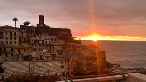A coastal town at sunset with buildings and a view of the sea. - Residential flat in Vernazza, natural park of 5 Terre (Vernazza)