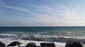 A coastal scene with waves crashing against rocks under a partly cloudy sky. - Residential flat in Vernazza, natural park of 5 Terre (Vernazza)