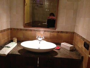 Combinació de dutxa i banyera i articles de tocador gratuïts 