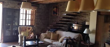 Fernseher, Kamin, Bücher
