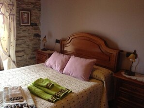 4 bedrooms, desk, soundproofing, iron/ironing board