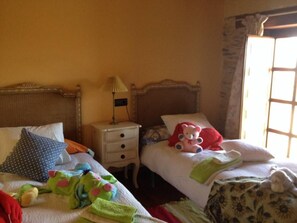 4 dormitoris, escriptori i habitacions insonoritzades 